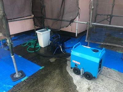 藤沢市で塗装前の屋根外壁の高圧洗浄を行いました