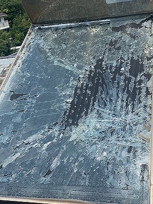 泉区にて太陽熱温水器のガラス破損がありました。