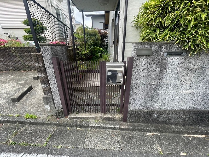 戸塚区のお客様にて、門扉交換工事を行いました。